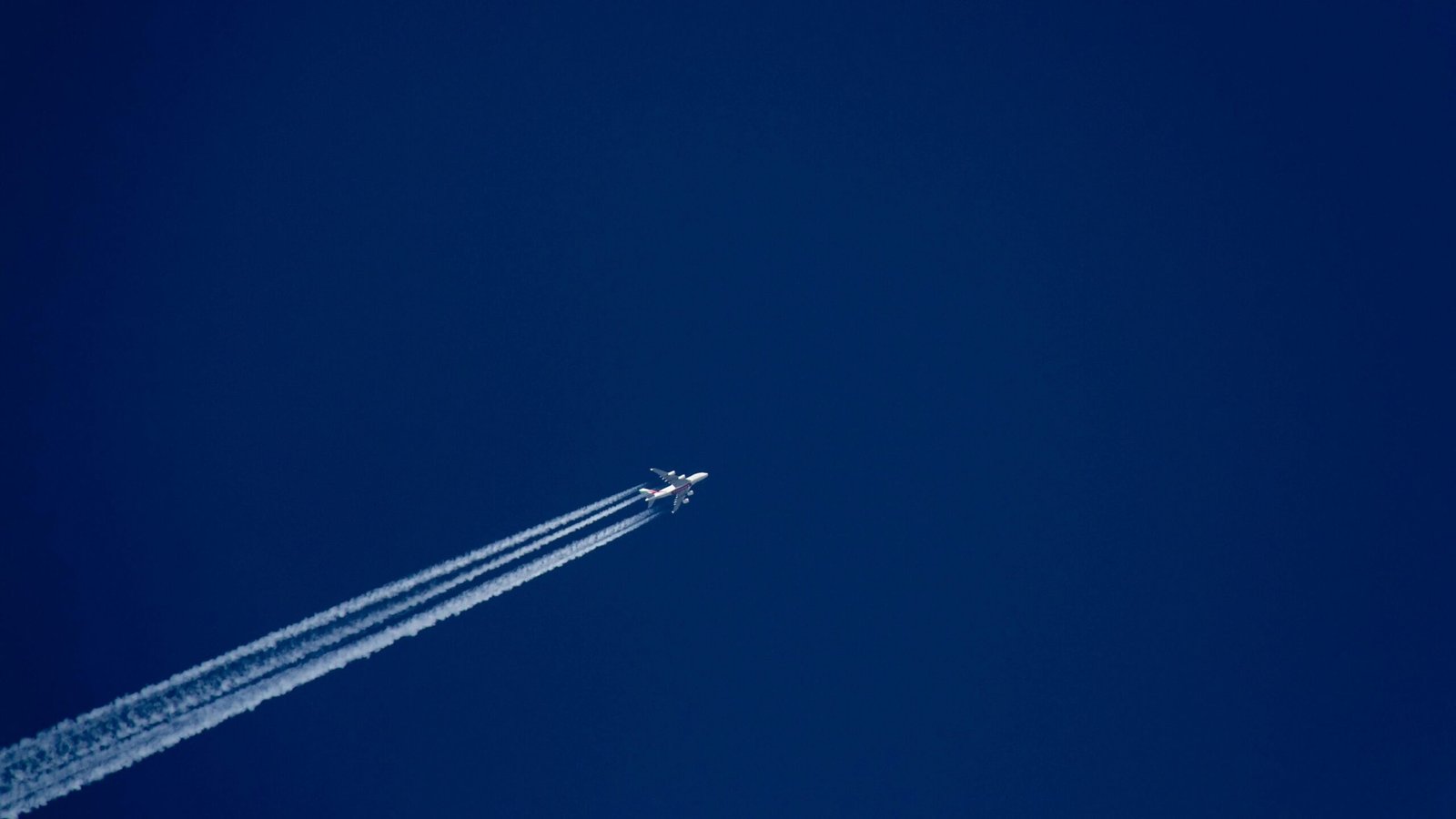 Les étapes clés pour réussir une formation hôtesse de l’air à Aix-en-Provence et décrocher un emploi dans l’aérien
