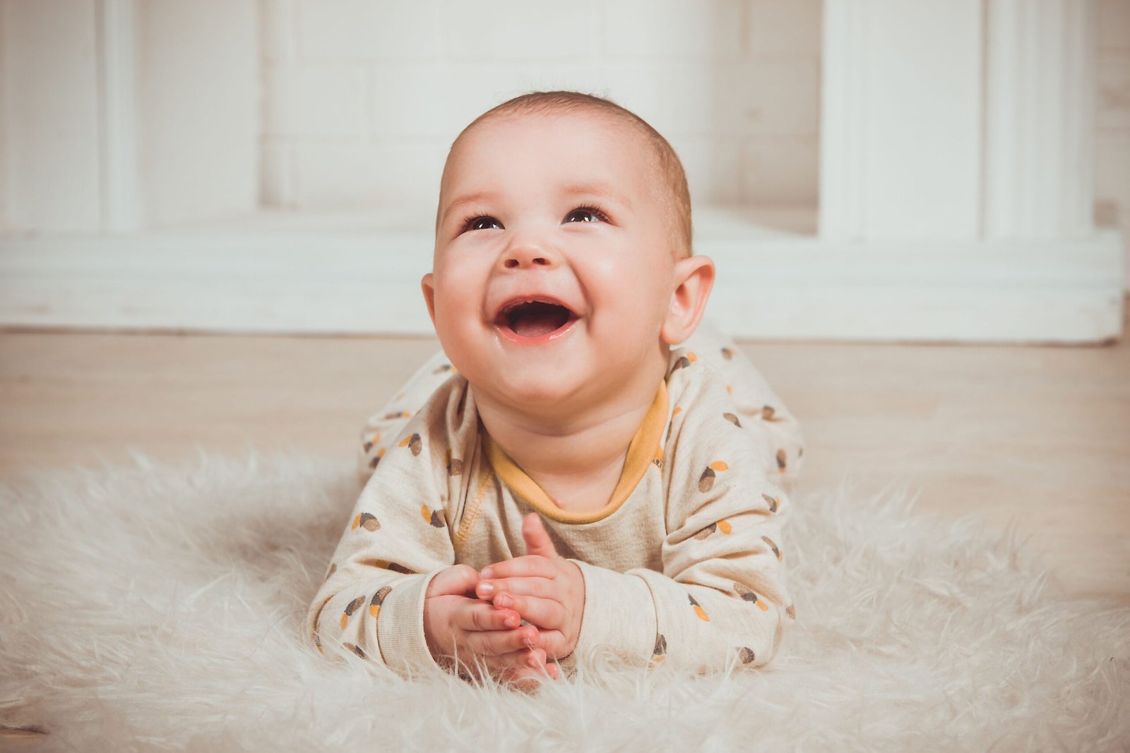 Pourquoi le t-shirt d’allaitement est devenu un indispensable du dressing des jeunes mamans