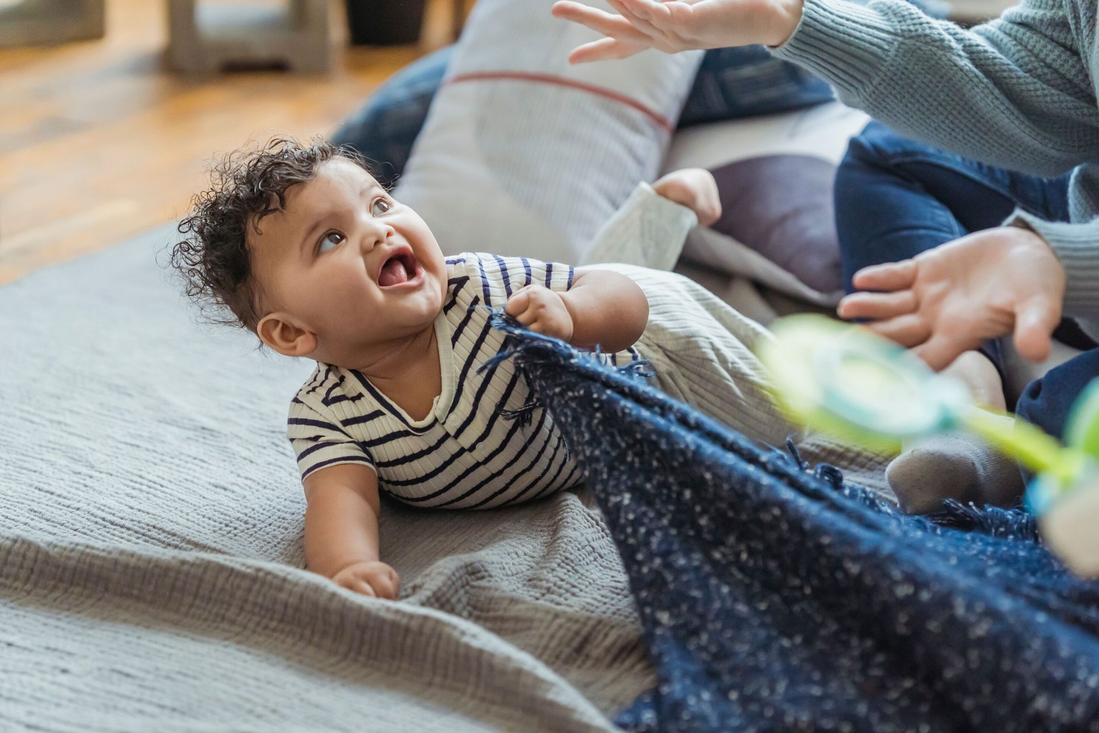 Porter un enfant qui grandit : comment adapter le portage après les premiers mois