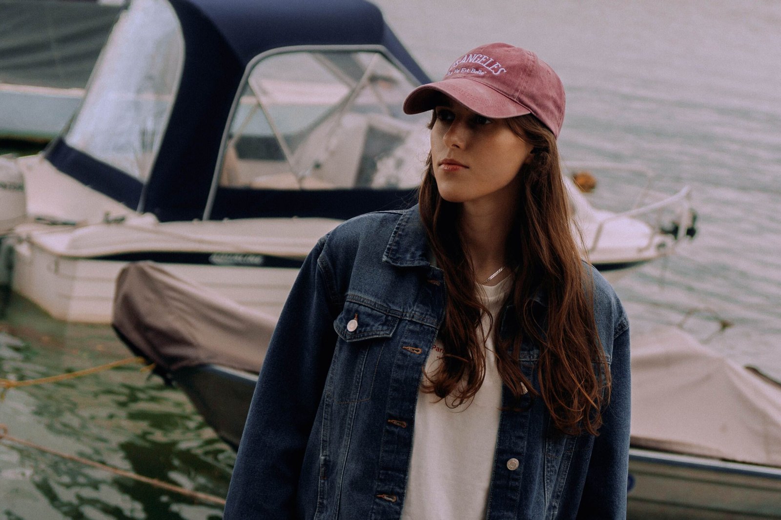 Casquette New York : l&rsquo;histoire d&rsquo;un accessoire emblématique devenu incontournable au Maroc